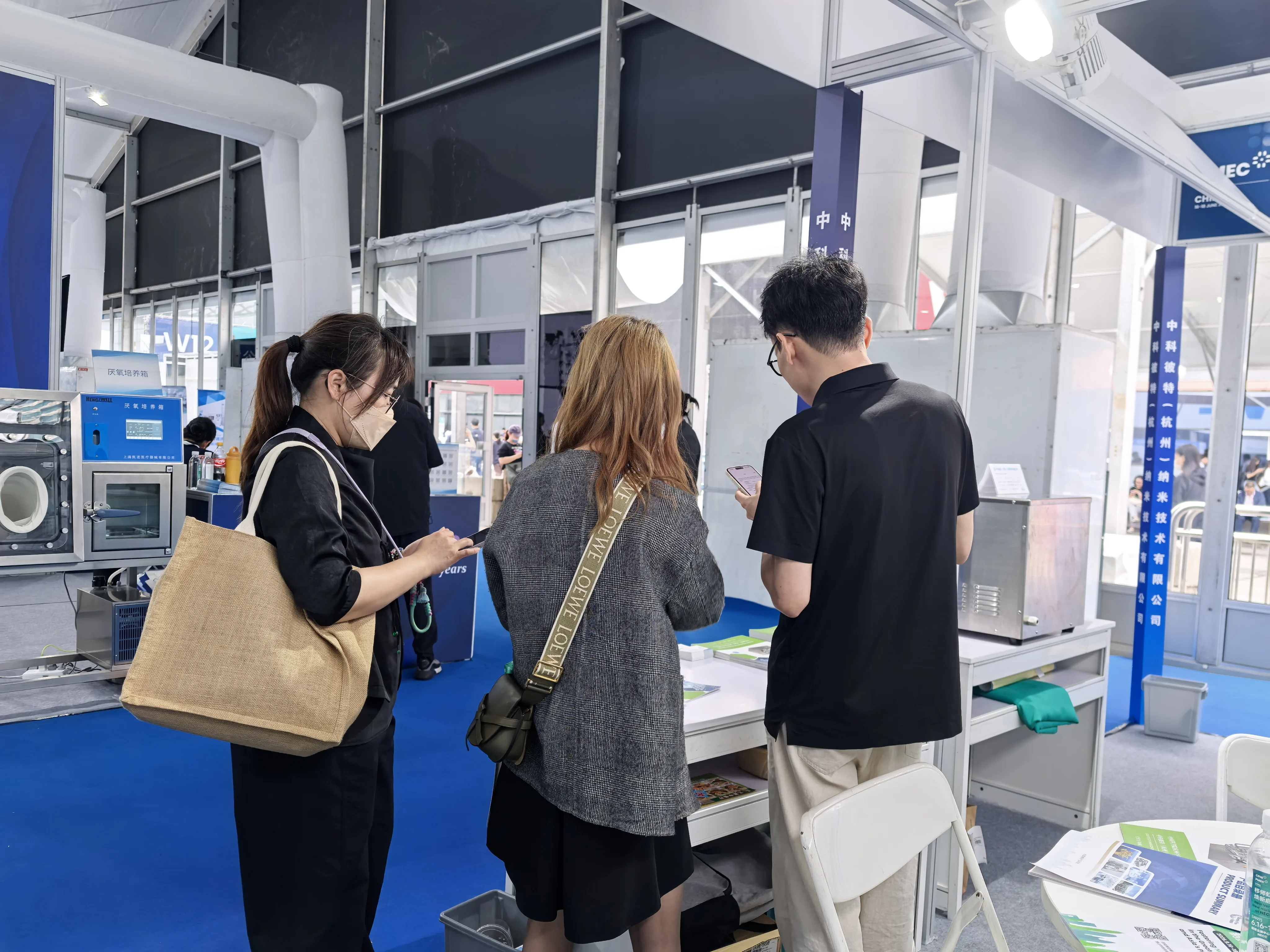Visitors discussing high-pressure processing at the CAS PETER booth